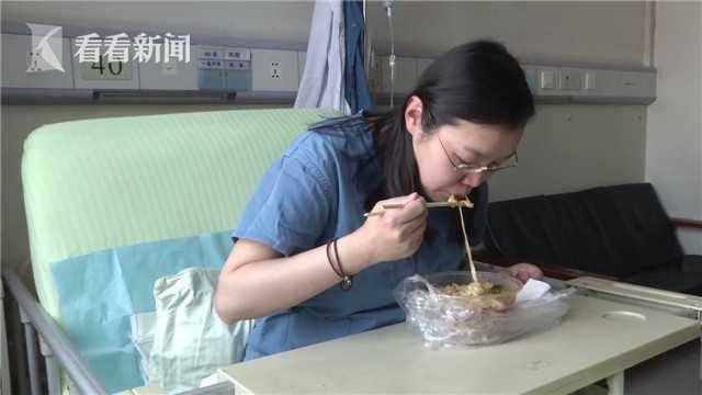 暖心又揪心！宝宝胎心不稳 怀孕36周女医生病床上还在签病例