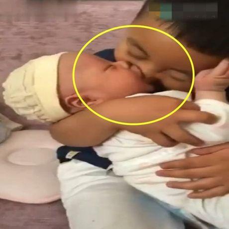 弟弟饿得哭个不停，哥哥想了一个缓兵之计，宝妈看见后快要笑岔气