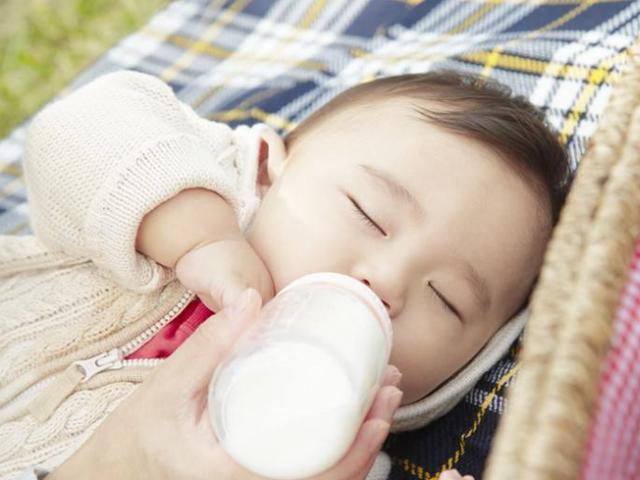 宝宝频繁吃夜奶影响睡眠，妈妈可以试试这样做，让宝宝一睡一整夜