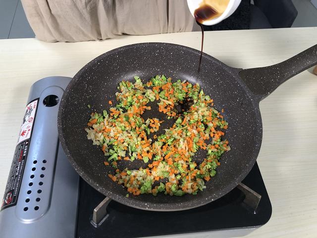 缤纷五彩香辅食烩饭，美味营养好消化，宝宝吃了还要吃！