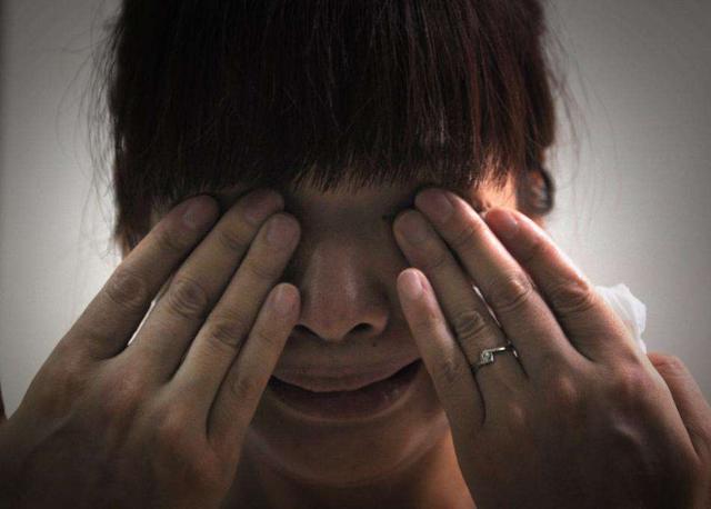 8岁男孩一天要吃3次母乳，不给就伤害自己，宝妈：都怪我