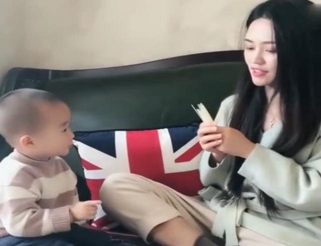 小姨一来，儿子就把她给“霸占”了，看到画面妈妈哭笑不得