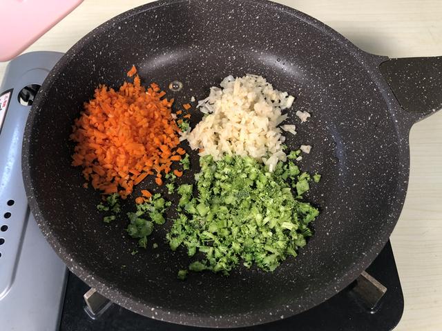 缤纷五彩香辅食烩饭，美味营养好消化，宝宝吃了还要吃！