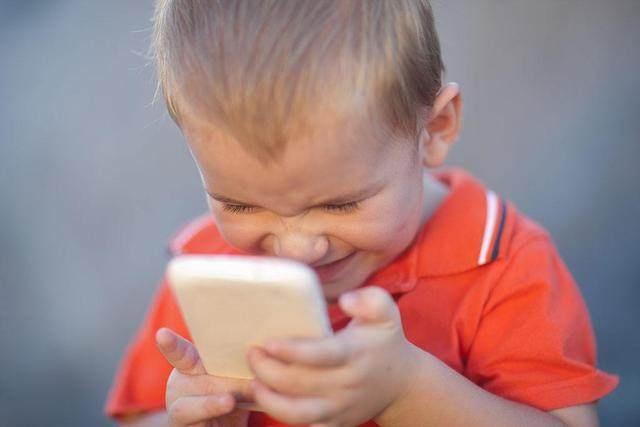 孩子爱玩手机怎么办？聪明的爸妈只需用这四招 就能正确引导孩子