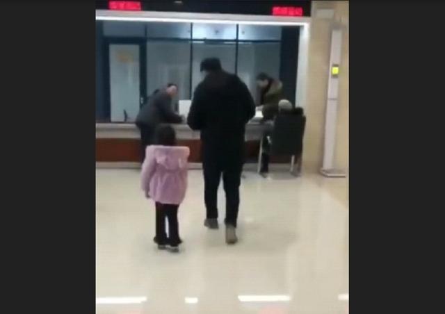 3岁女儿陪爸爸办离婚，见妈妈开心喊“我来了”，妈妈回应真寒心