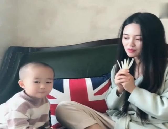 小姨一来，儿子就把她给“霸占”了，看到画面妈妈哭笑不得