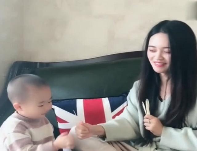 小姨一来，儿子就把她给“霸占”了，看到画面妈妈哭笑不得
