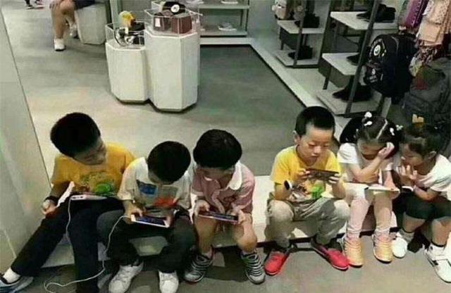 孩子爱玩手机怎么办？聪明的爸妈只需用这四招 就能正确引导孩子