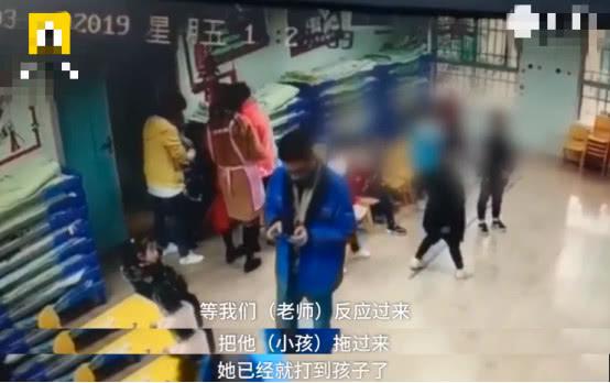 小朋友上厕所时不小心尿到同学，被对方奶奶怒扇好几个巴掌