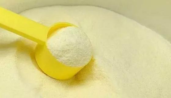 奶粉偏黄好，还是偏白好？