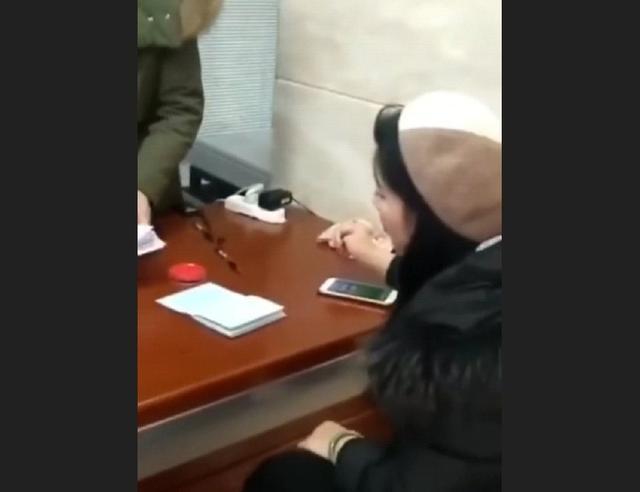 3岁女儿陪爸爸办离婚，见妈妈开心喊“我来了”，妈妈回应真寒心