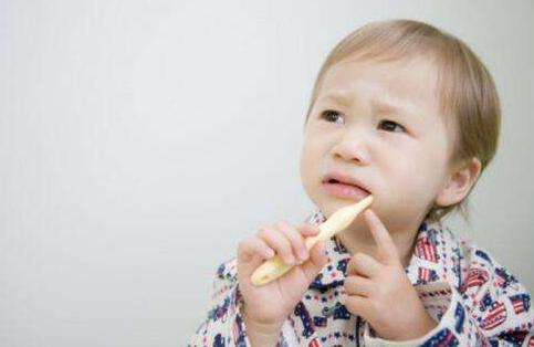 3岁孩子就会自己刷牙，妈妈还很自豪，结果医生劝诫：别闹了