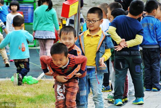 学前教育包括学前社会教育和学前家庭教育