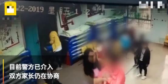 小朋友上厕所时不小心尿到同学，被对方奶奶怒扇好几个巴掌