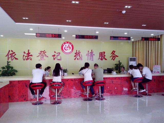 3岁女儿陪爸爸办离婚，见妈妈开心喊“我来了”，妈妈回应真寒心