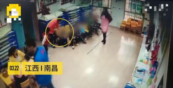 小朋友上厕所时不小心尿到同学，被对方奶奶怒扇好几个巴掌