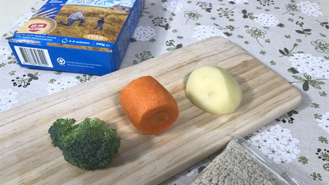 缤纷五彩香辅食烩饭，美味营养好消化，宝宝吃了还要吃！
