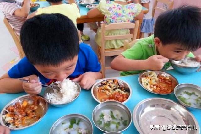 大人吐槽幼儿园的饭菜难以下咽，可孩子却吃得津津有味，是为啥？