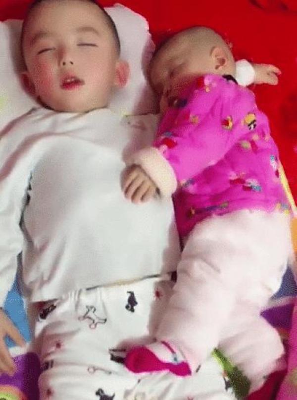 “最暖的哥哥”火了,4岁哥哥哄妹妹睡觉,掀开被子后睡姿太暖心