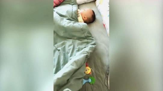 宝宝睡觉给妈妈留了位置，妈妈感动，掀开被子一看，无法淡定