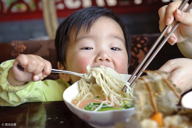 “不吃让他饿着！”宝宝厌食不吃饭，别再吼了，试试这2个方法