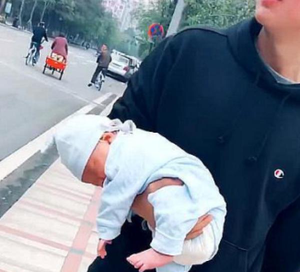 “淡定奶爸”街上抱孩子走红，路过阿姨秒变表情包这是亲生的吗