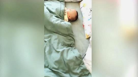 宝宝睡觉给妈妈留了位置，妈妈感动，掀开被子一看，无法淡定