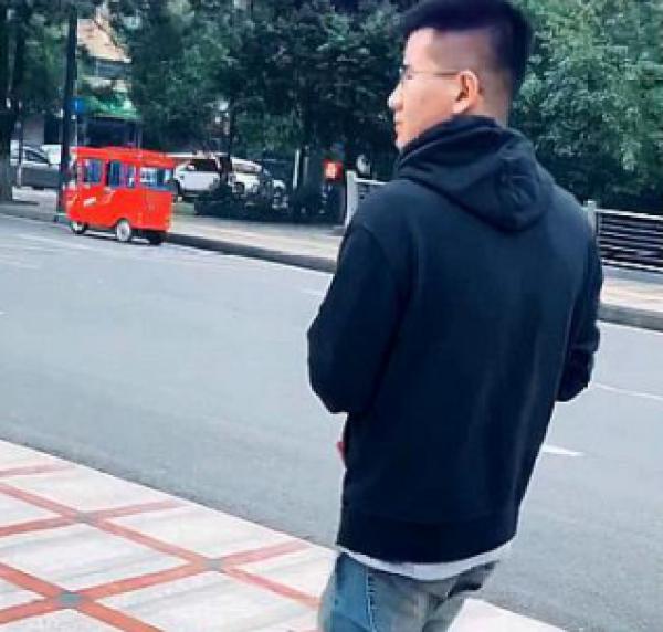 “淡定奶爸”街上抱孩子走红，路过阿姨秒变表情包这是亲生的吗
