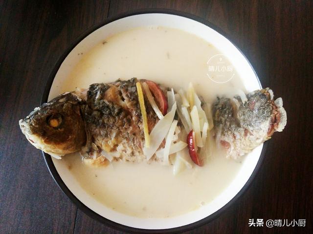 做鲫鱼汤时，记住这3个关键步骤，保准炖出来的汤奶白又鲜浓