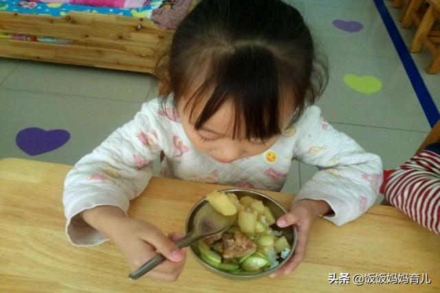 大人吐槽幼儿园的饭菜难以下咽，可孩子却吃得津津有味，是为啥？