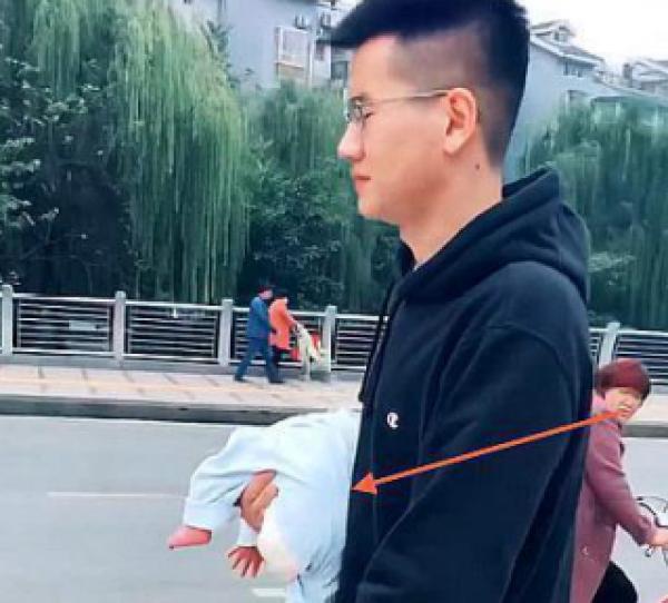 “淡定奶爸”街上抱孩子走红，路过阿姨秒变表情包这是亲生的吗
