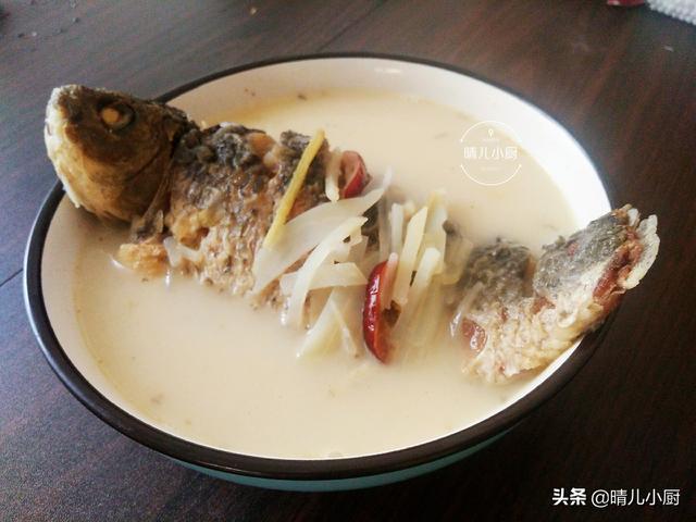 做鲫鱼汤时，记住这3个关键步骤，保准炖出来的汤奶白又鲜浓