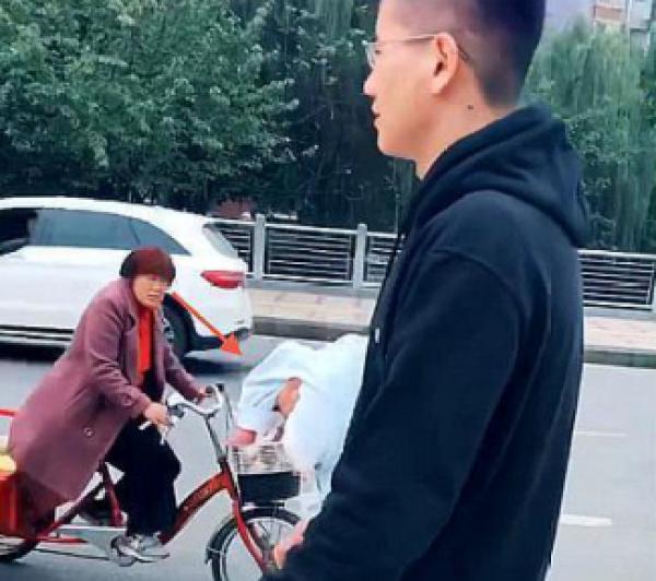 “淡定奶爸”街上抱孩子走红，路过阿姨秒变表情包这是亲生的吗