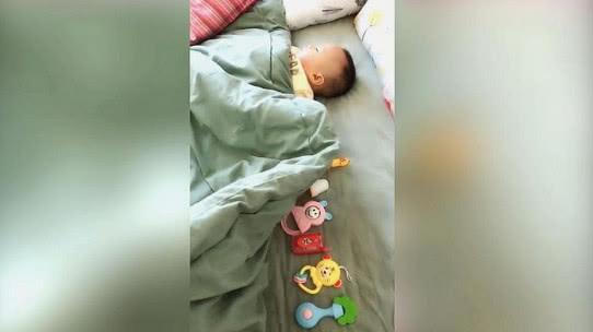 宝宝睡觉给妈妈留了位置，妈妈感动，掀开被子一看，无法淡定