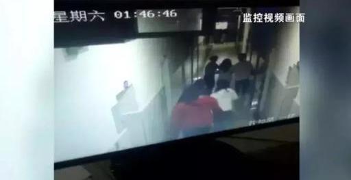 女孩被同学毒打4小时，哪些信号说明孩子遇到了校园霸凌？