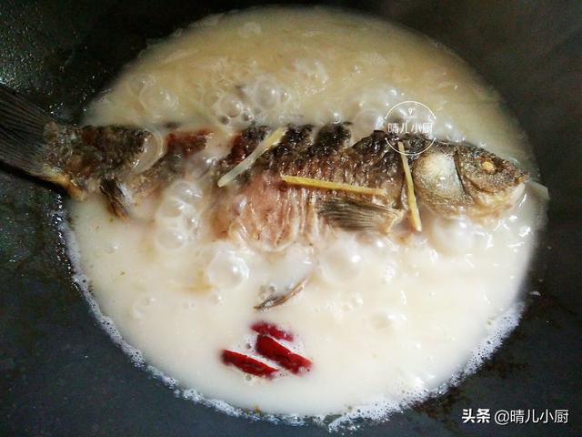 做鲫鱼汤时，记住这3个关键步骤，保准炖出来的汤奶白又鲜浓