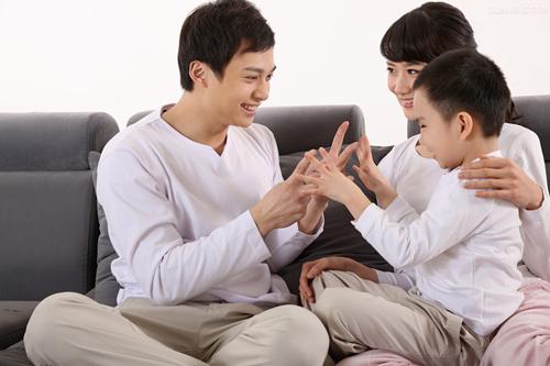 作为父母，该让孩子知道家里经济情况困难吗？看看网友怎么说