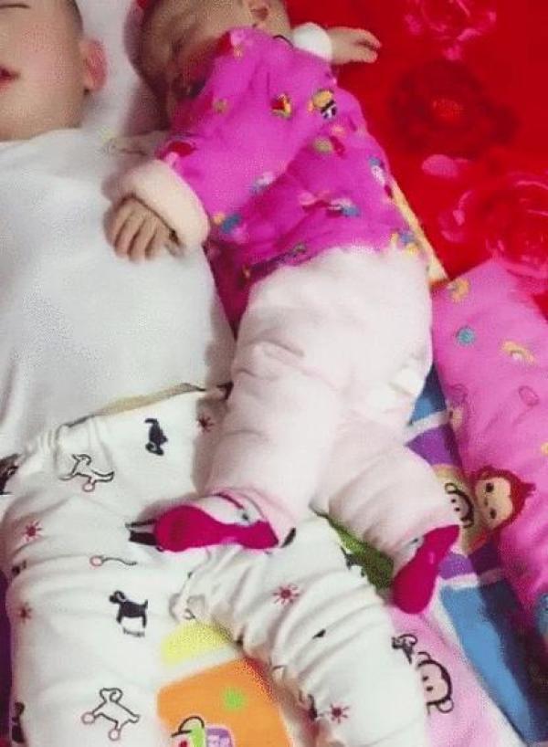 “最暖的哥哥”火了,4岁哥哥哄妹妹睡觉,掀开被子后睡姿太暖心