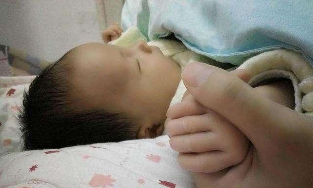 宝宝习惯奶睡怎么办？奶睡危害大，宝妈这样做让宝宝告别奶睡