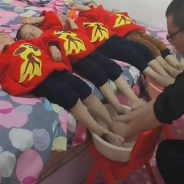 帮4个女儿洗脚，爸爸苦不堪言，妈妈：你的“小棉袄”还可爱吗