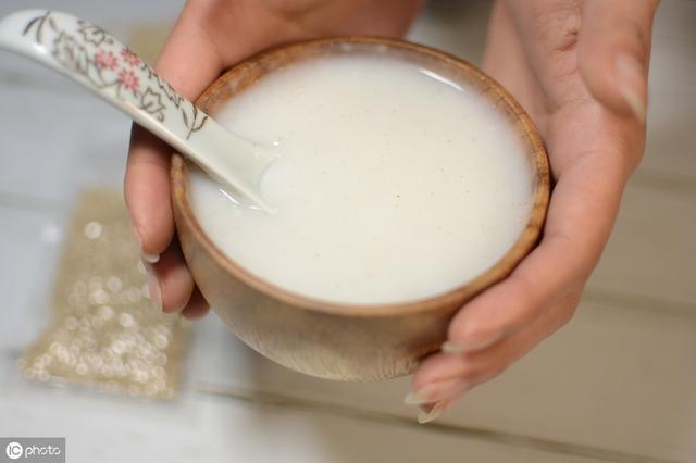 8个月宝宝别光吃米粉,这样做,才不会错过锻炼咀嚼能力的机会