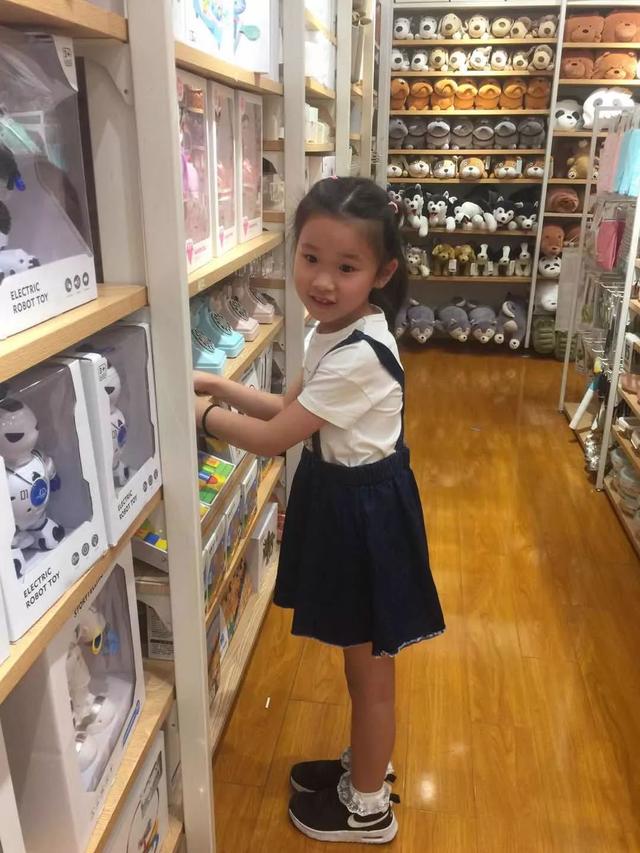 跟7岁女儿同上一节美术课，妈妈作品竟被女儿碾压？这个小女孩是真的牛......