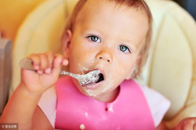8个月宝宝别光吃米粉,这样做,才不会错过锻炼咀嚼能力的机会