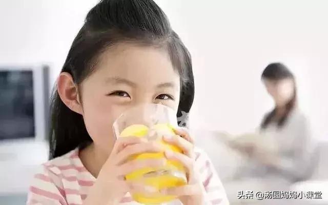 医生忠告：孩子睡前不能吃的6样常吃食物，现已有孩子停止发育！