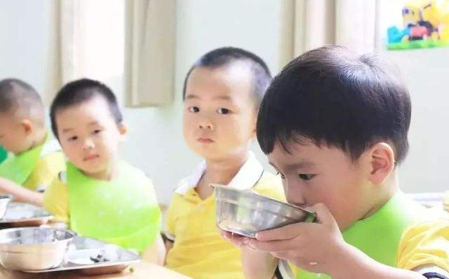 幼儿园11点就让孩子吃午饭，会不会太早了？听听老师是怎么解释的