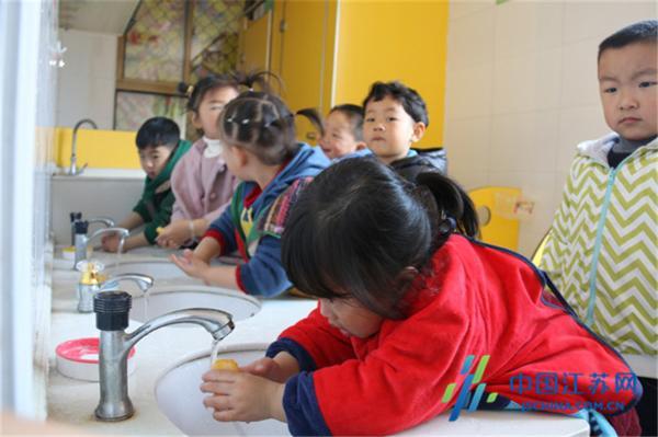 东海县第二幼儿园陪餐制护航舌尖上的安全