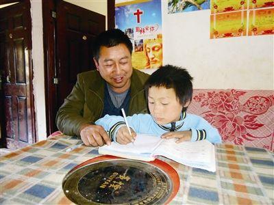 奇葩父母给孩子取名，一百多笔老师都不认识，网友：父母没文化！
