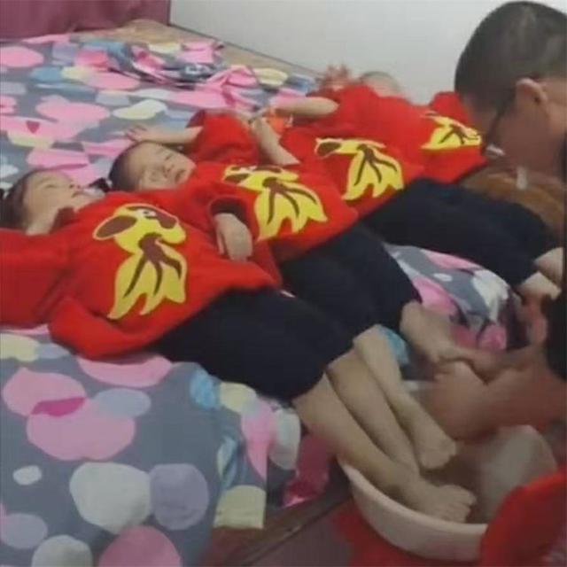 帮4个女儿洗脚，爸爸苦不堪言，妈妈：你的“小棉袄”还可爱吗