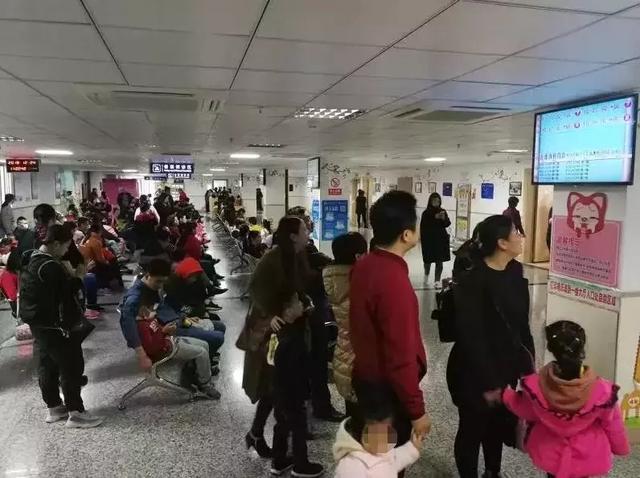 凌晨2点带孩子看急诊：当妈的世界，从来没有容易二字