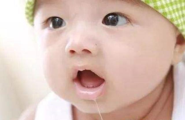 宝宝有这四种表现，说明出牙期到了，家长学会四招轻松度过！